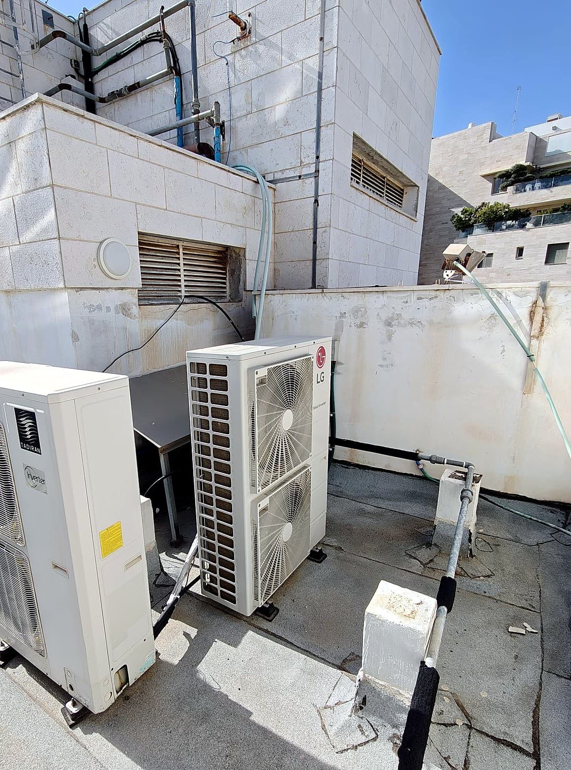 Монтаж наружных блоков кондиционирования на крыше — команда Carlson HVAC за работой